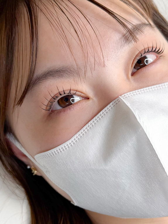 まつ毛パーマをした目元