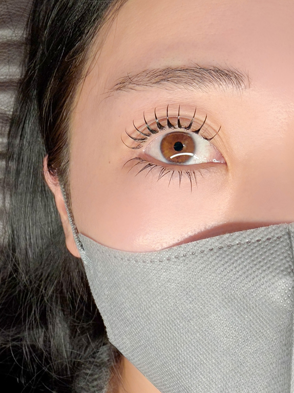 まつ毛パーマをした目元