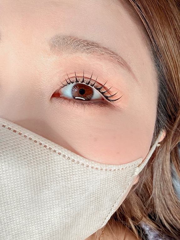 まつ毛パーマをした目元