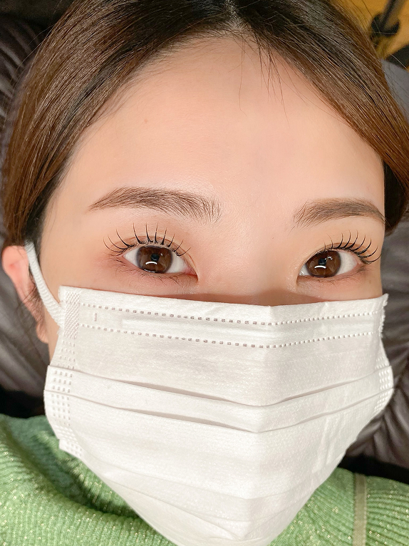 まつ毛パーマをした目元