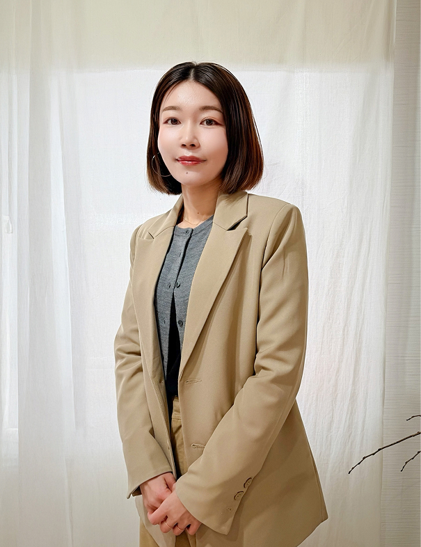 自然な笑顔の店長の写真