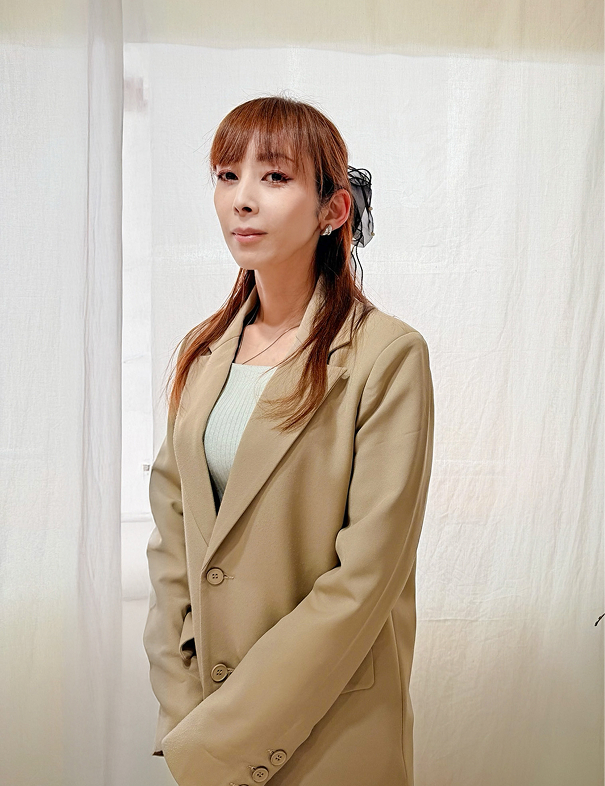 自然な笑顔のスタッフの写真